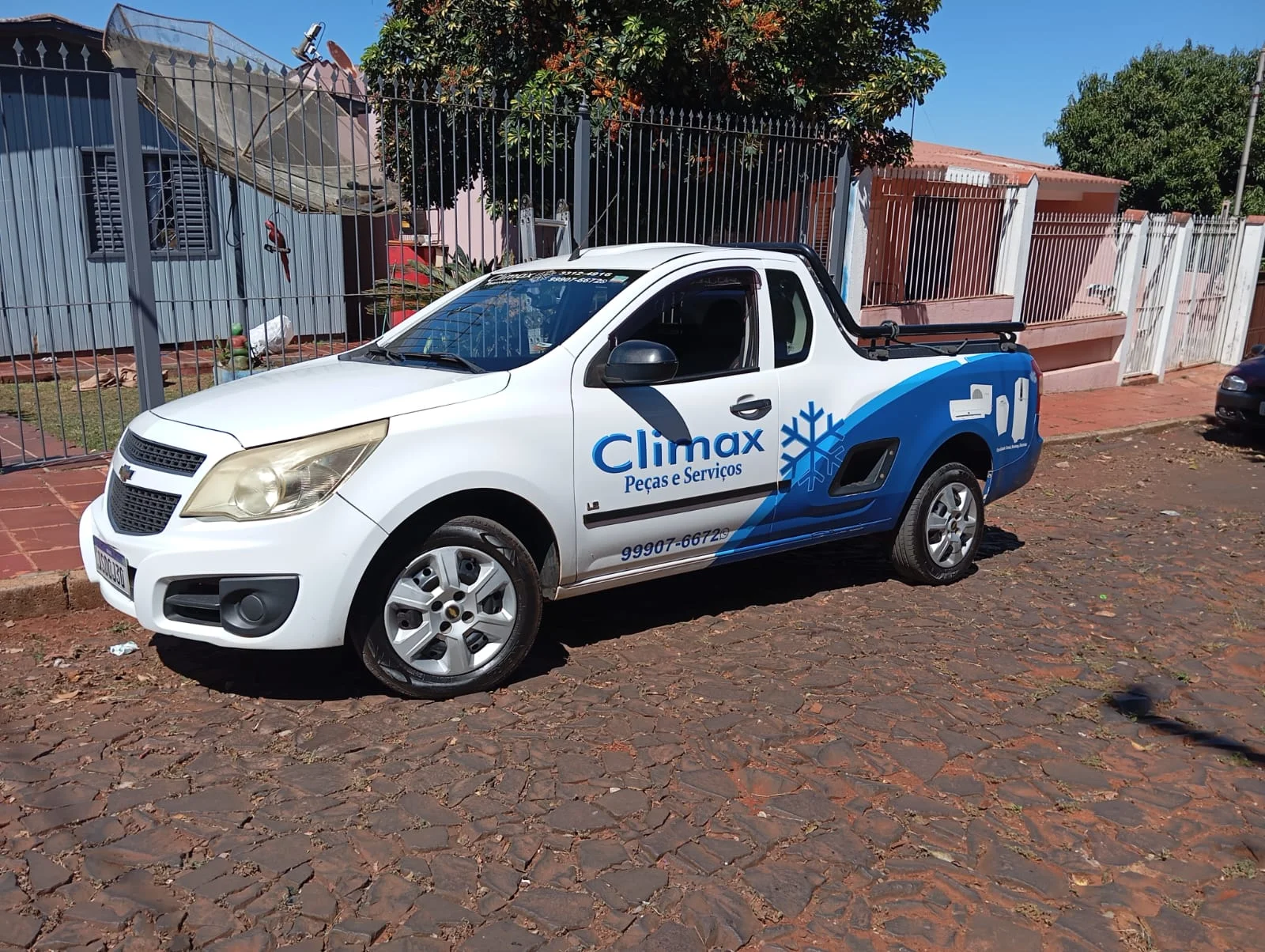 Veículo da frota própria da Clímax Refrigeração, identificado com a marca da empresa