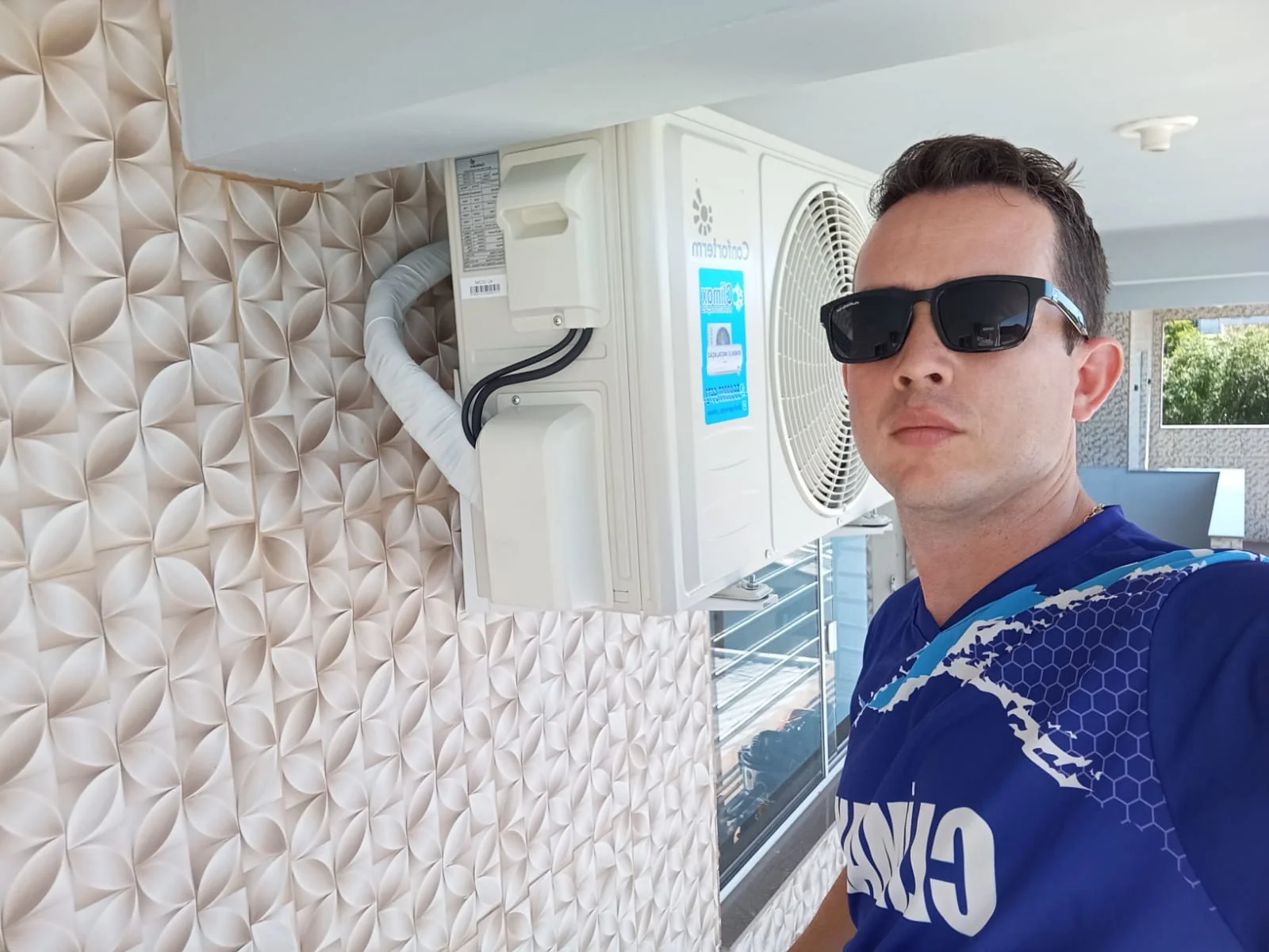 Ar-condicionado split instalado em ambiente residencial